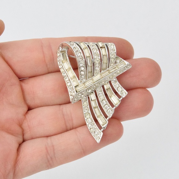 Vintage Boucher Baguette Rhinestone Ribbon Brooch Rhodium Plated 1950s Unsigned - Picture 4 of 5